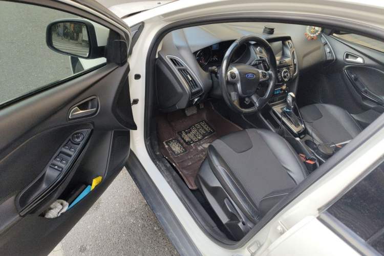 Used Ford Focus 2012 Hatchback 1.6L Automatic Fashion Edition Driver Seat