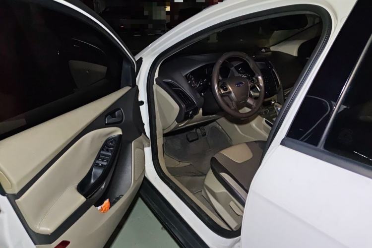 Used Ford Focus 2012 Sedan 1.6L Automatic Fashion Edition Driver Seat