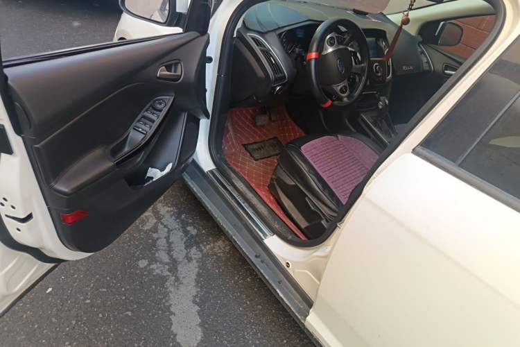 Used Ford Focus 2012 Hatchback 1.6L Automatic Fashion Edition Driver Seat