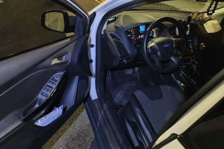Used Ford Focus 2012 Hatchback 1.6L Automatic Fashion Edition Driver Seat