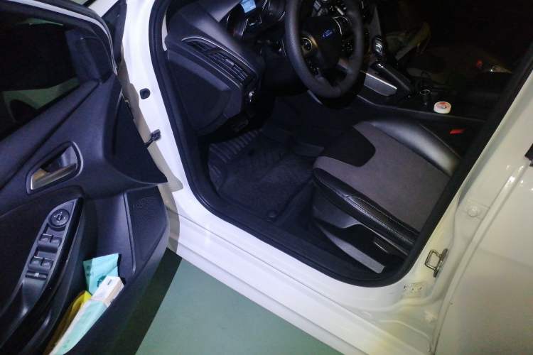 Used Ford Focus 2012 Hatchback 2.0L Automatic Luxury Sport Model Driver Seat