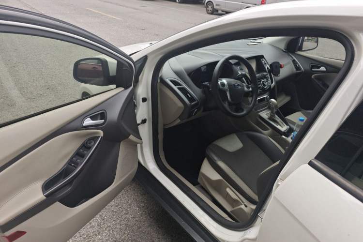 Used Ford Focus 2012 Sedan 1.6L Automatic Fashion Edition Driver Seat