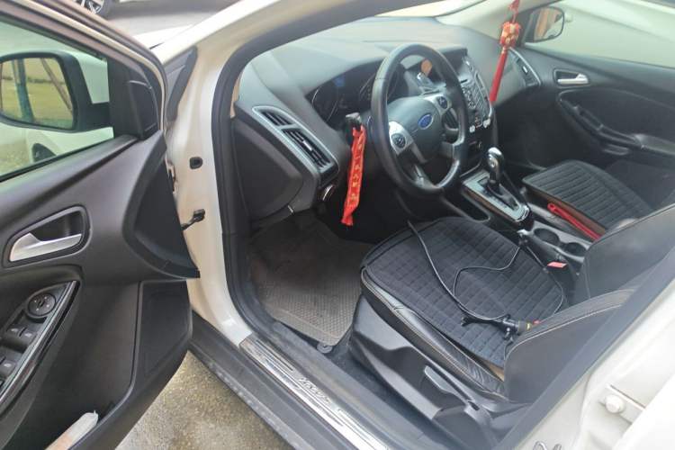 Used Ford Focus 2012 Sedan 1.6L Automatic Fashion Edition Driver Seat