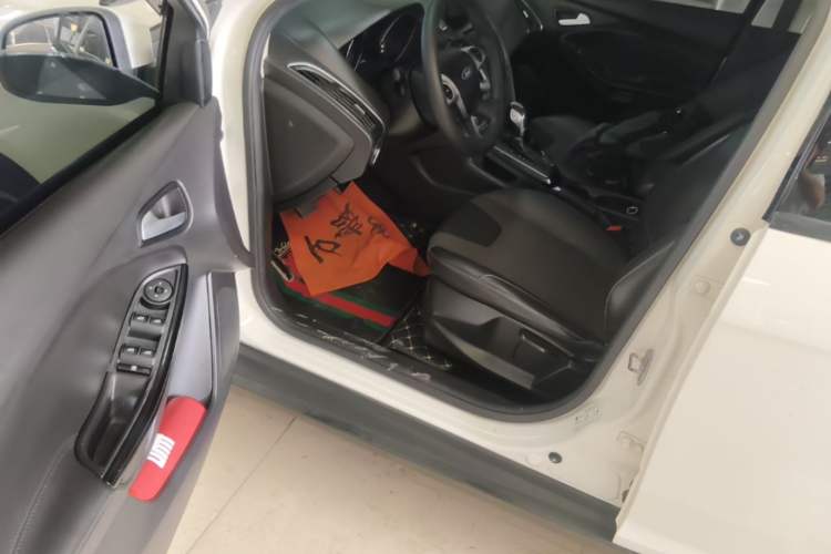 Used Ford Focus 2012 Sedan 1.6L Automatic Fashion Edition Driver Seat
