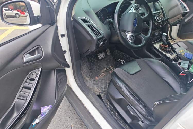Used Ford Focus 2012 Hatchback 1.6L Automatic Fashion Edition Driver Seat
