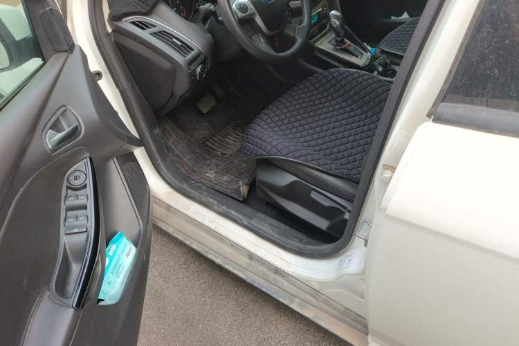 Used Ford Focus 2012 Sedan 1.6L Automatic Fashion Edition Driver Seat