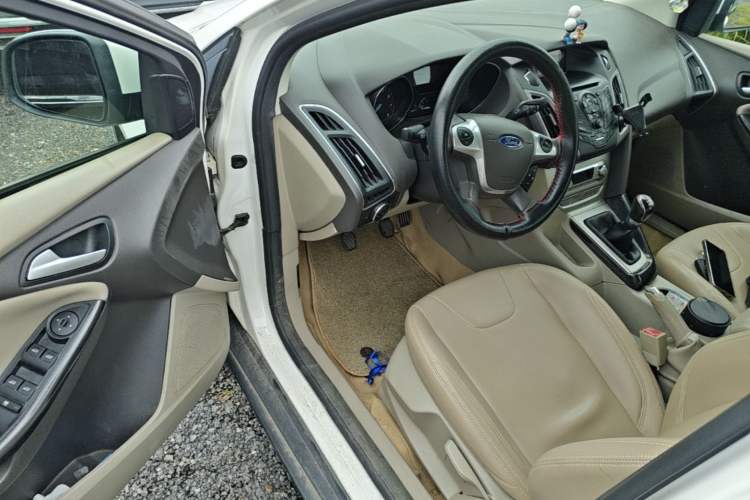 Used Ford Focus 2012 Sedan 1.6L Manual Fashion Edition Driver Seat