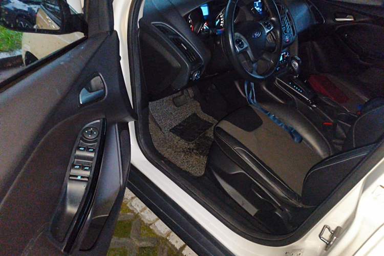 Used Ford Focus 2012 Sedan 1.6L Automatic Fashion Edition Driver Seat