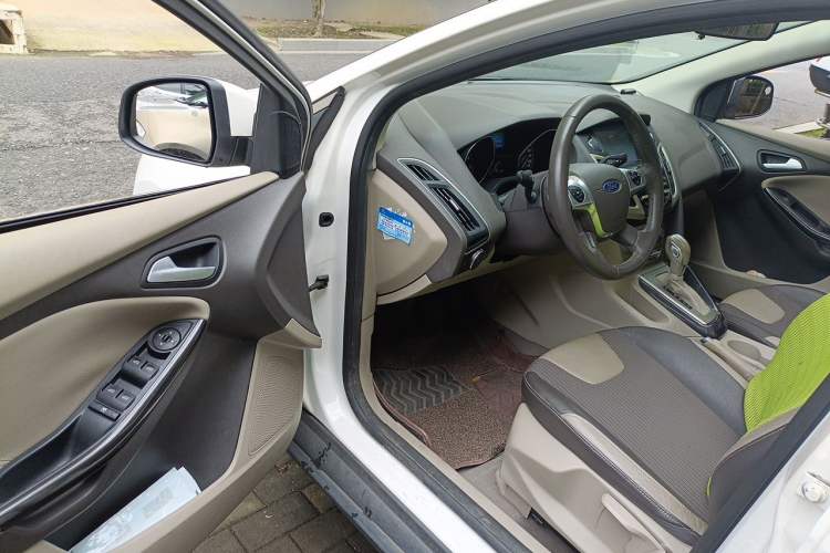 Used Ford Focus 2012 Sedan 1.6L Automatic Fashion Edition Driver Seat