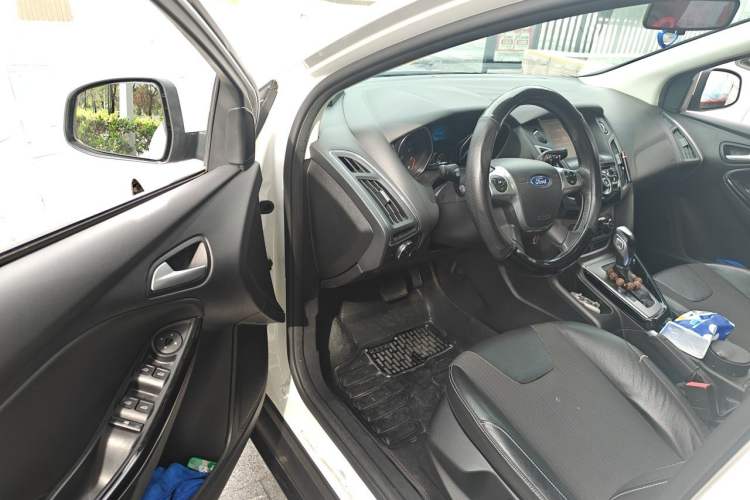 Used Ford Focus 2012 Sedan 1.6L Automatic Fashion Edition Driver Seat
