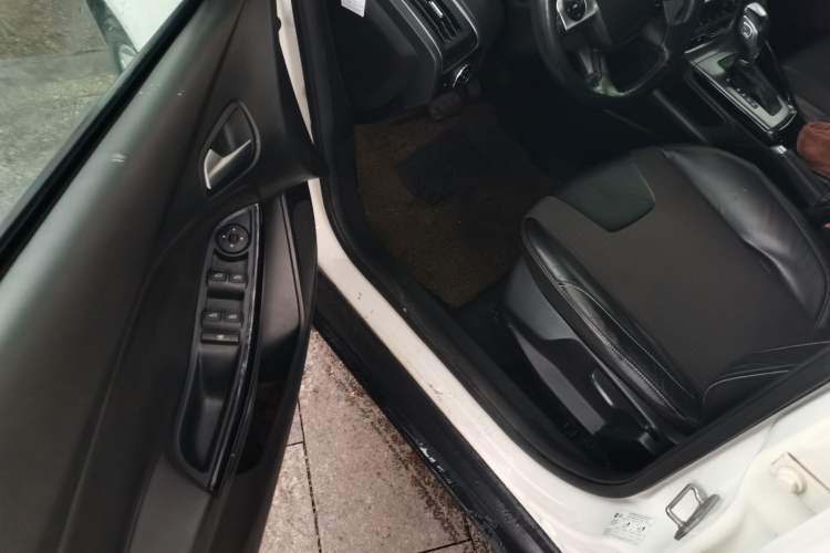 Used Ford Focus 2012 Sedan 1.6L Automatic Fashion Edition Driver Seat