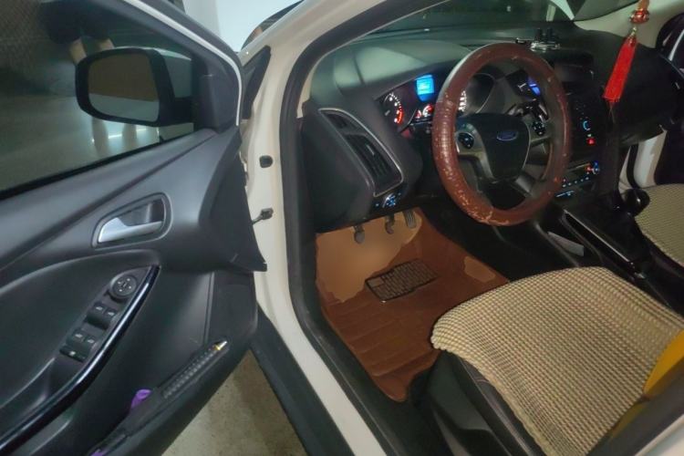 Used Ford Focus 2012 Sedan 1.6L Manual Fashion Edition Driver Seat