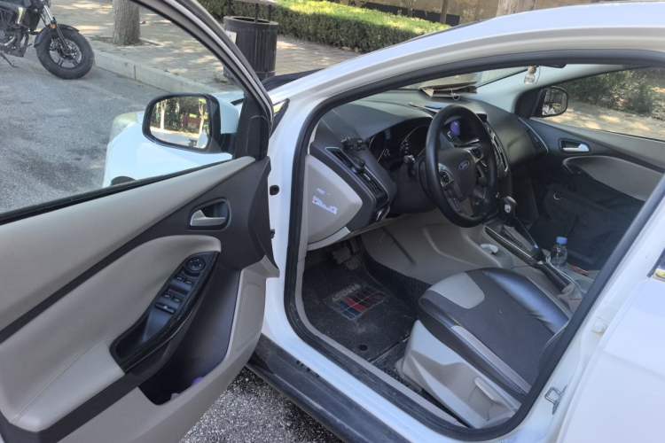 Used Ford Focus 2012 Hatchback 1.6L Automatic Fashion Edition Driver Seat