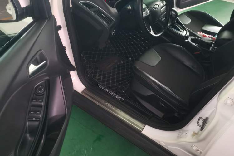Used Ford Focus 2012 Sedan 1.6L Automatic Fashion Edition Driver Seat