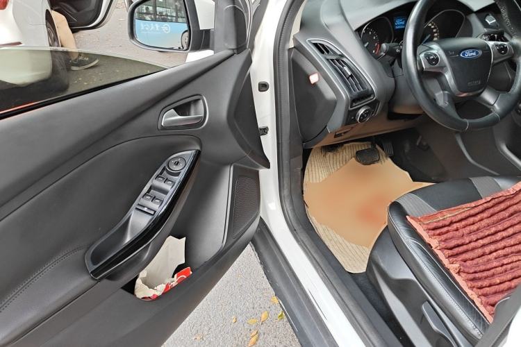 Used Ford Focus 2012 Sedan 1.6L Automatic Fashion Edition Driver Seat