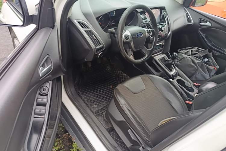 Used Ford Focus 2012 Sedan 1.6L Manual Fashion Edition Driver Seat