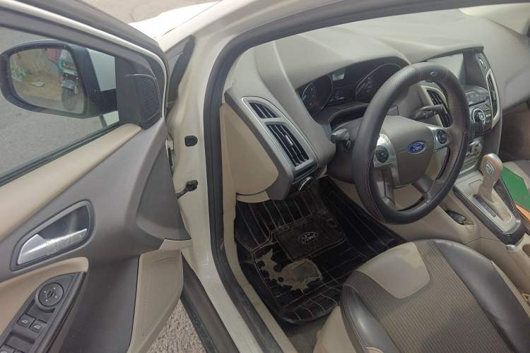 Used Ford Focus 2012 Hatchback 1.6L Automatic Fashion Edition Driver Seat
