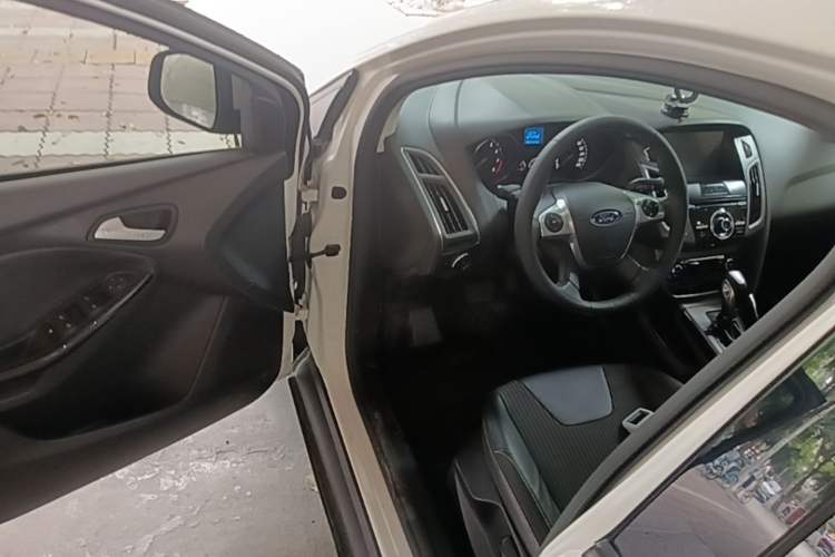 Used Ford Focus 2012 Hatchback 1.6L Automatic Fashion Edition Driver Seat