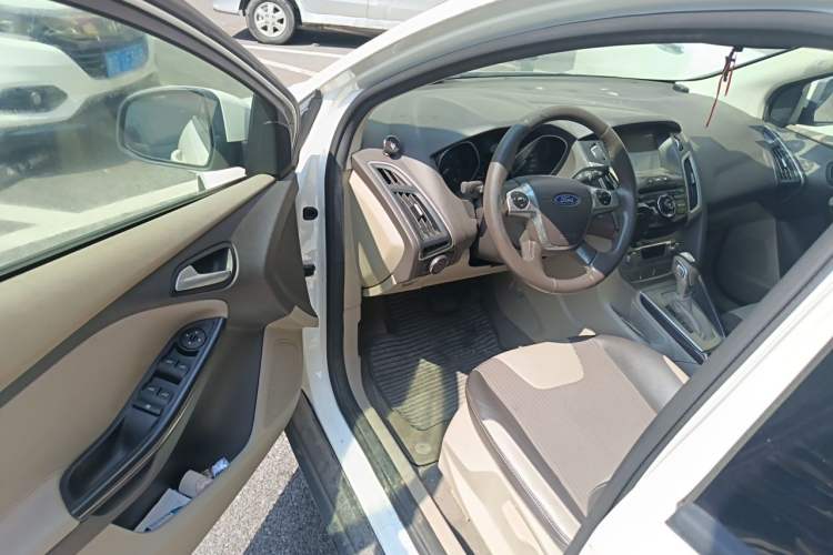 Used Ford Focus 2012 Sedan 1.6L Automatic Fashion Edition Driver Seat