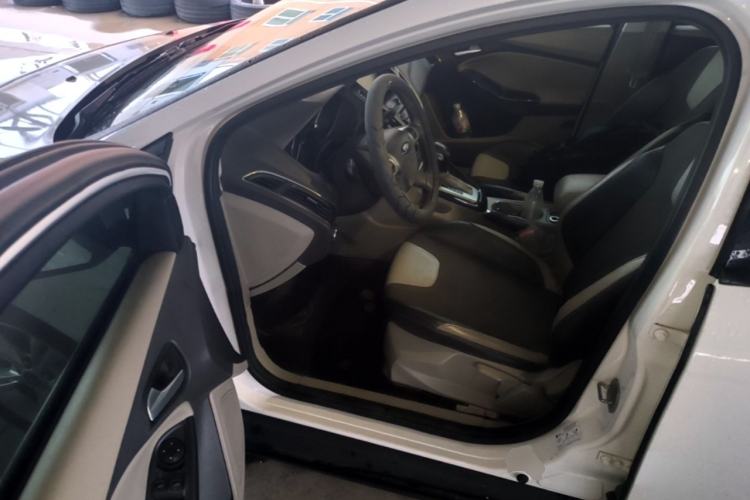 Used Ford Focus 2012 Sedan 1.6L Automatic Fashion Edition Driver Seat
