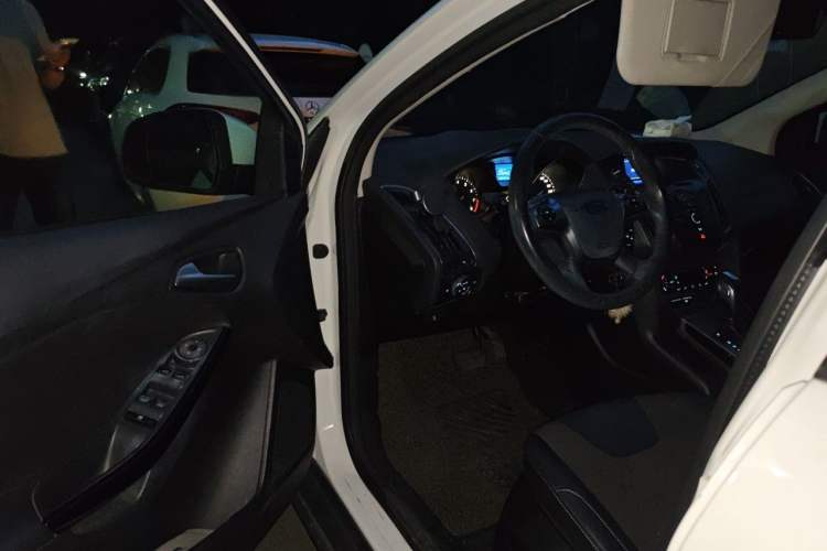 Used Ford Focus 2012 Hatchback 1.6L Automatic Fashion Edition Driver Seat