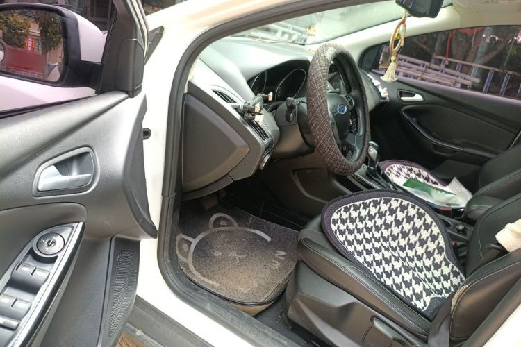 Used Ford Focus 2012 Sedan 1.6L Automatic Fashion Edition Driver Seat
