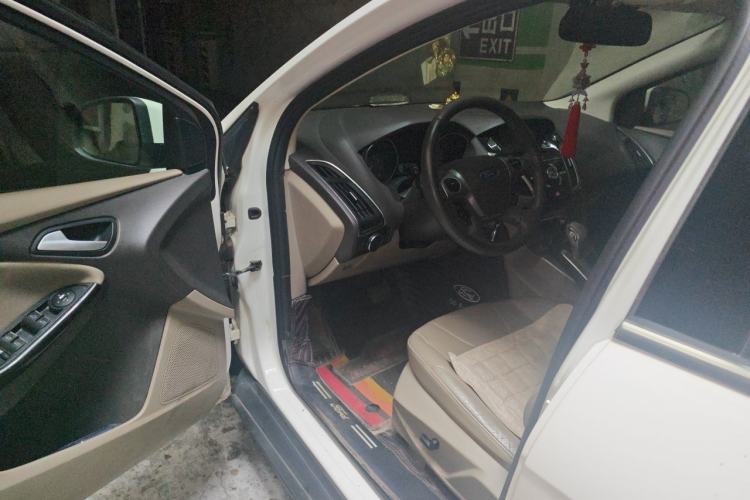 Used Ford Focus 2012 Sedan 1.6L Automatic Fashion Edition Driver Seat