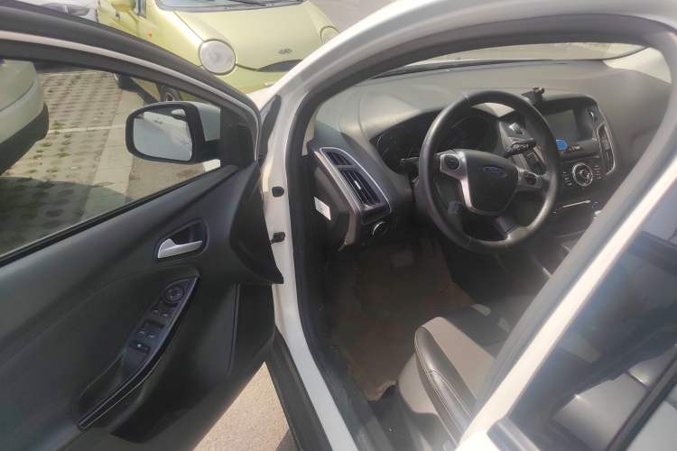 Used Ford Focus 2012 Sedan 1.6L Automatic Fashion Edition Driver Seat