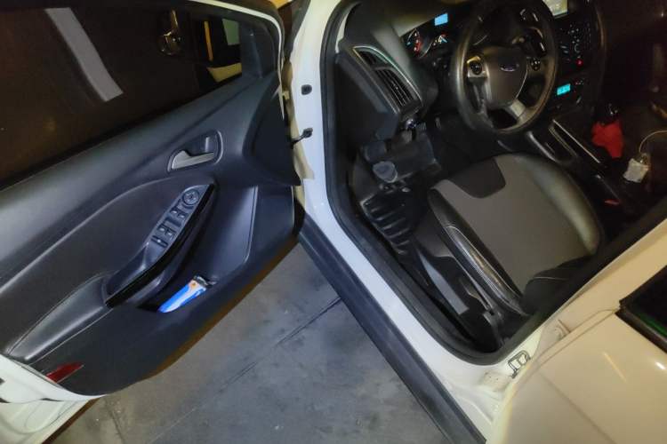 Used Ford Focus 2012 Sedan 1.6L Manual Fashion Edition Driver Seat