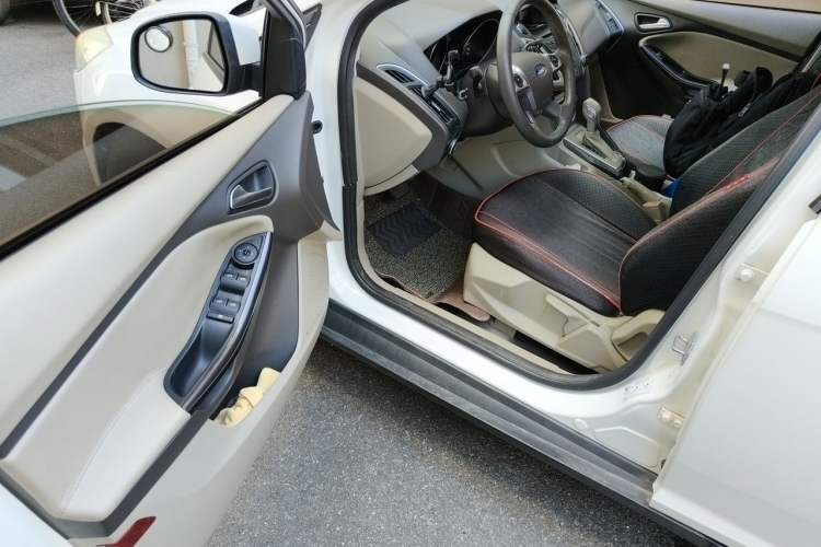 Used Ford Focus 2012 Sedan 1.6L Automatic Fashion Edition Driver Seat
