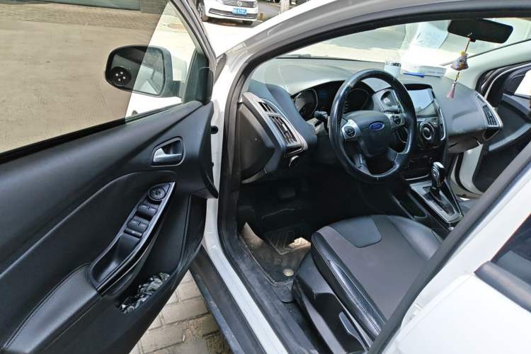 Used Ford Focus 2012 Hatchback 1.6L Automatic Fashion Edition Driver Seat