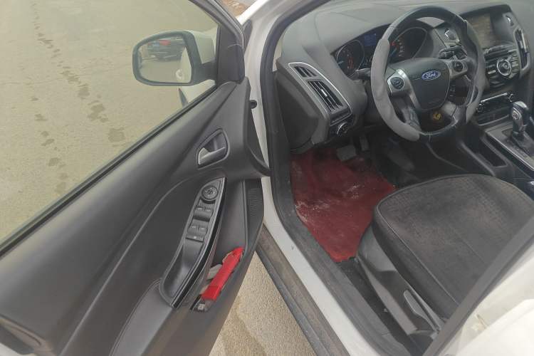 Used Ford Focus 2012 Sedan 1.6L Automatic Fashion Edition Driver Seat