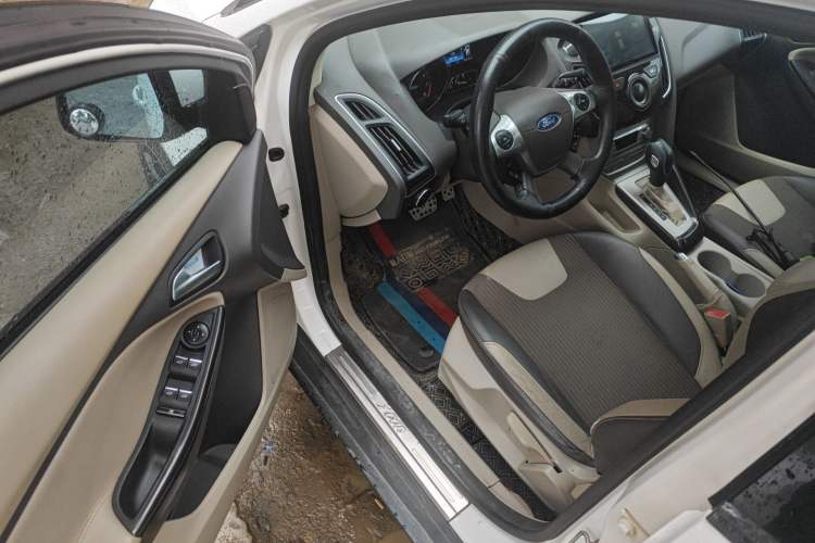 Used Ford Focus 2012 Hatchback 1.6L Automatic Fashion Edition Driver Seat