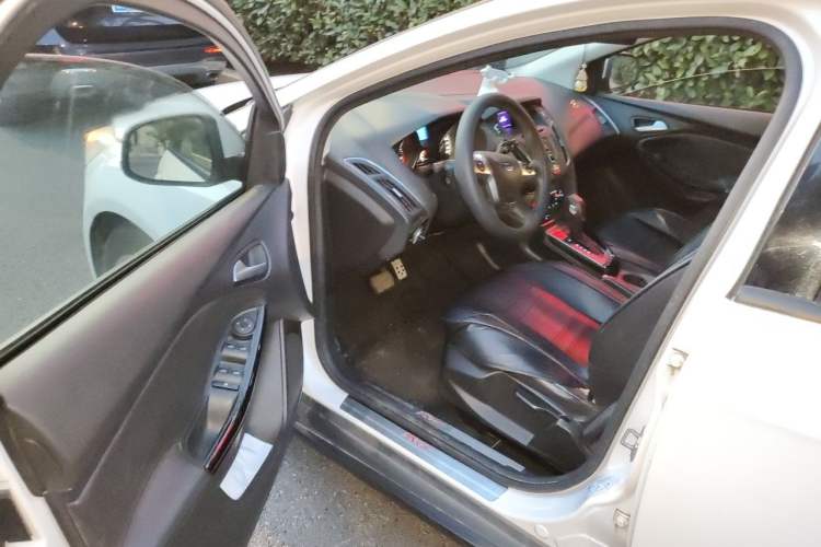 Used Ford Focus 2012 Hatchback 1.6L Automatic Fashion Edition Driver Seat