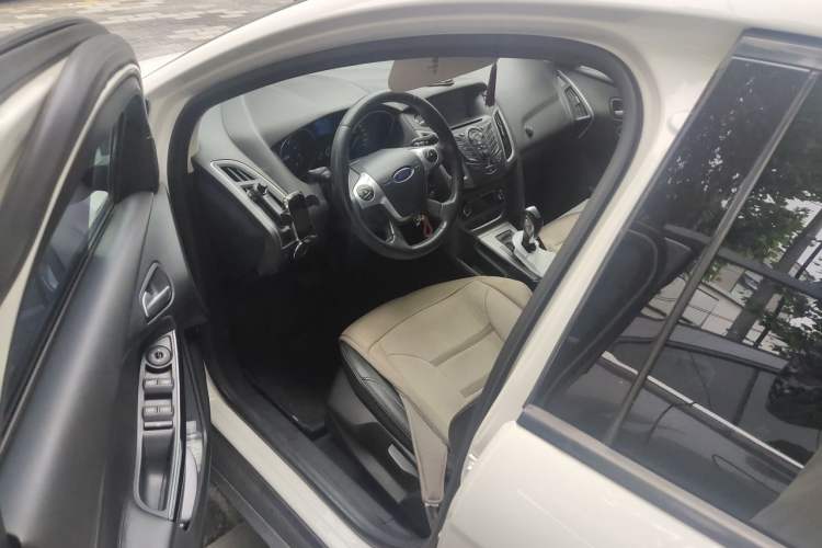 Used Ford Focus 2012 Sedan 1.6L Automatic Fashion Edition Driver Seat