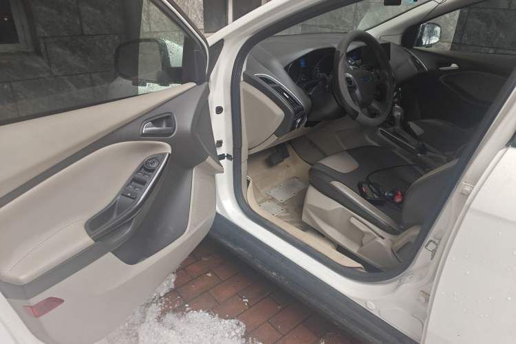 Used Ford Focus 2012 Hatchback 1.6L Automatic Fashion Edition Driver Seat