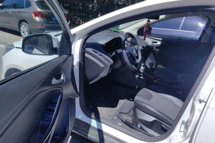Used Ford Focus 2012 Sedan 1.6L Manual Fashion Edition Driver Seat