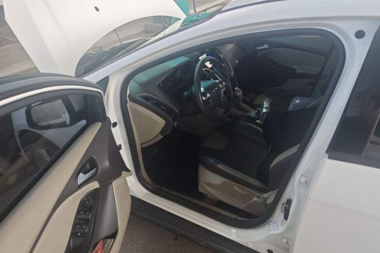 Used Ford Focus 2012 Sedan 1.6L Automatic Fashion Edition Driver Seat