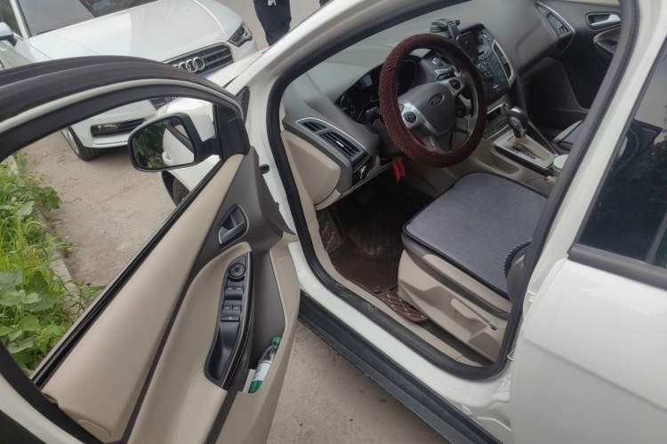 Used Ford Focus 2012 Sedan 1.6L Automatic Fashion Edition Driver Seat