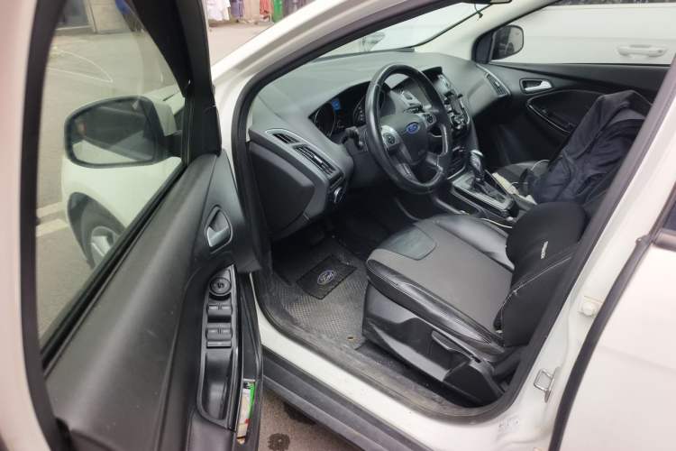 Used Ford Focus 2012 Hatchback 1.6L Automatic Fashion Edition Driver Seat