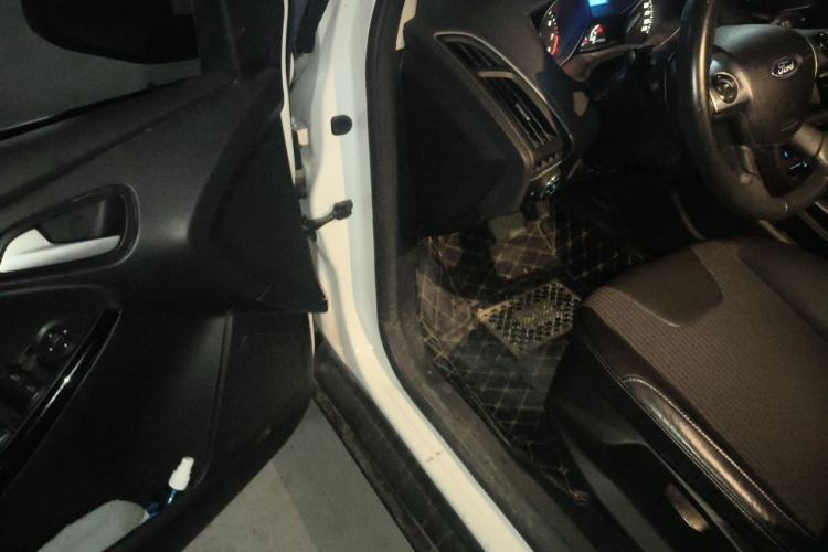 Used Ford Focus 2012 Hatchback 1.6L Automatic Fashion Edition Driver Seat