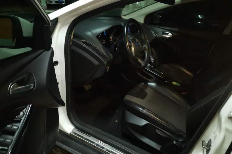 Used Ford Focus 2012 Sedan 1.6L Automatic Fashion Edition Driver Seat
