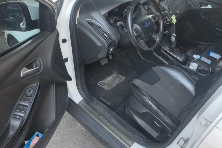 Used Ford Focus 2012 Hatchback 1.6L Automatic Fashion Edition Driver Seat