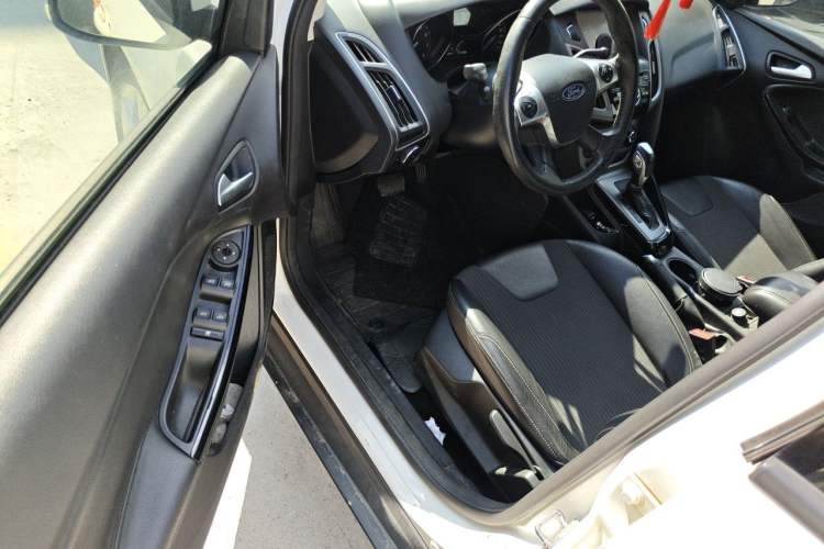 Used Ford Focus 2012 Hatchback 1.6L Automatic Fashion Edition Driver Seat