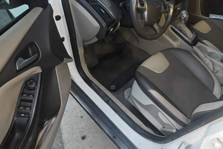 Used Ford Focus 2012 Hatchback 1.6L Automatic Fashion Edition Driver Seat