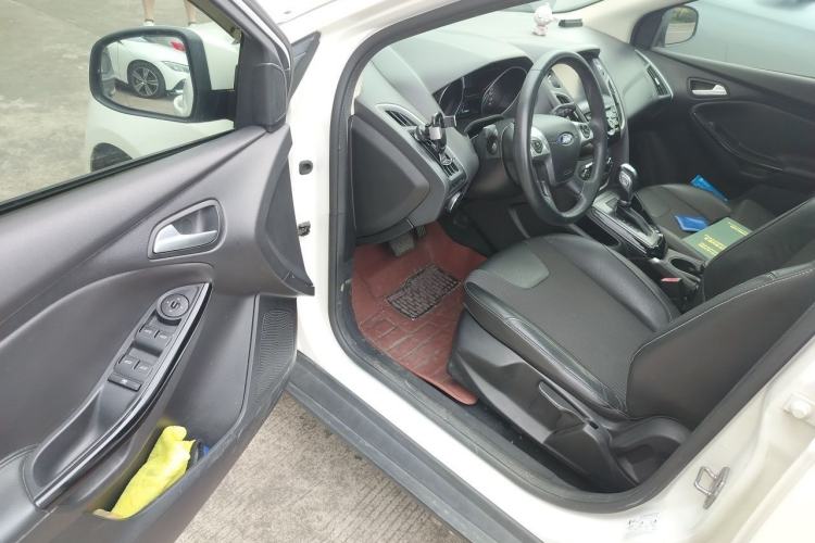 Used Ford Focus 2012 Sedan 1.6L Automatic Fashion Edition Driver Seat