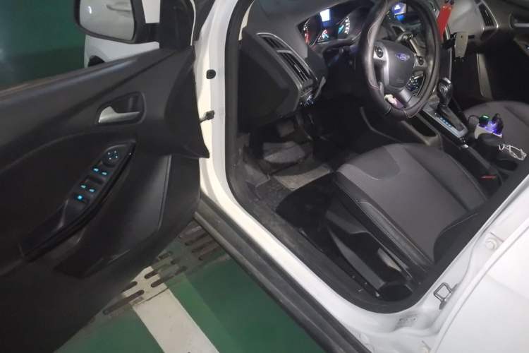 Used Ford Focus 2012 Sedan 1.6L Automatic Fashion Edition Driver Seat