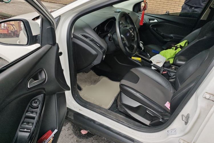 Used Ford Focus 2012 Sedan 1.6L Automatic Fashion Edition Driver Seat