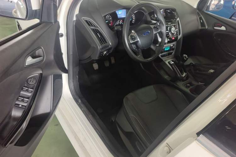 Used Ford Focus 2012 Hatchback 2.0L Manual Luxury Sport Model Driver Seat