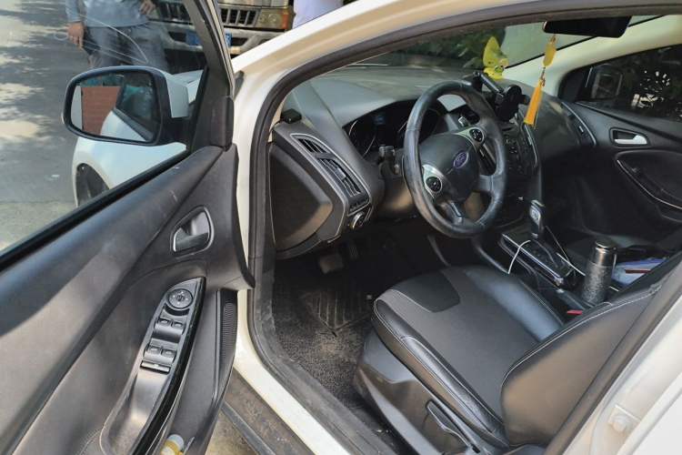 Used Ford Focus 2012 Sedan 1.6L Automatic Fashion Edition Driver Seat